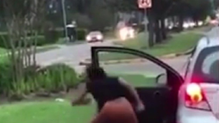 Una mujer detiene su coche en medio de la carretera para golpear a su acompañante