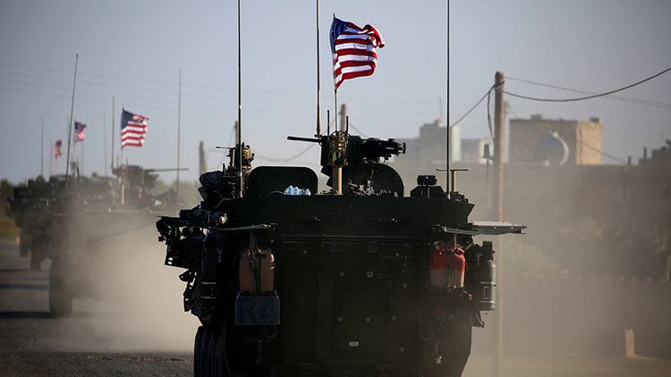 VIDEO: Un convoy estadounidense fuertemente armado entra en Manbij, en el norte de Siria