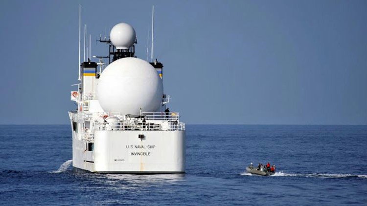 Un buque de la Armada de EE.UU. cambia de rumbo tras el acercamiento de embarcaciones iraníes