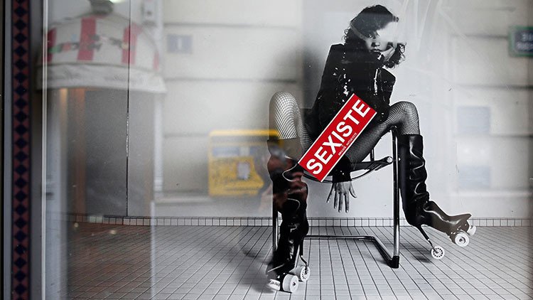 Acusan a una campaña publicitaria de Yves Saint Laurent de "incitar a la violación"