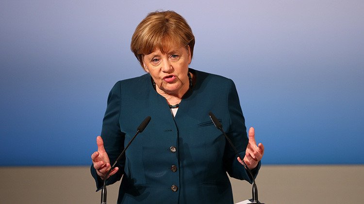 Merkel pide calma a Erdogan tras las acusaciones a Alemania de realizar prácticas "nazis" 