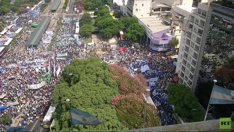 Marcha de trabajadores en Argentina contra las políticas económicas de Mauricio Macri
