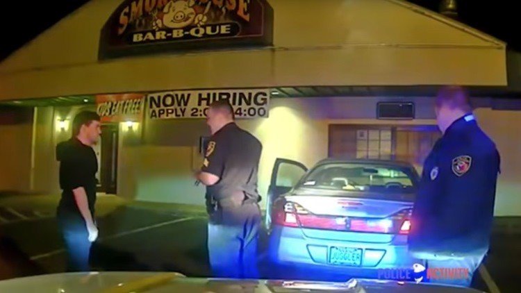 La Policía para a un joven conductor y hace esto para demostrarles que está sobrio