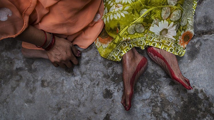 Un periodista come cerebro humano durante un reportaje a caníbales en la India