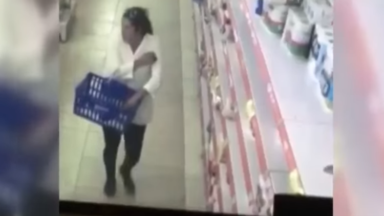 Una mujer intentó robar en una tienda pero terminó desnuda y humillada