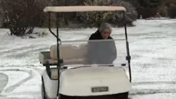 Una abuela de 91 años se divierte derrapando con un cochecito de golf 