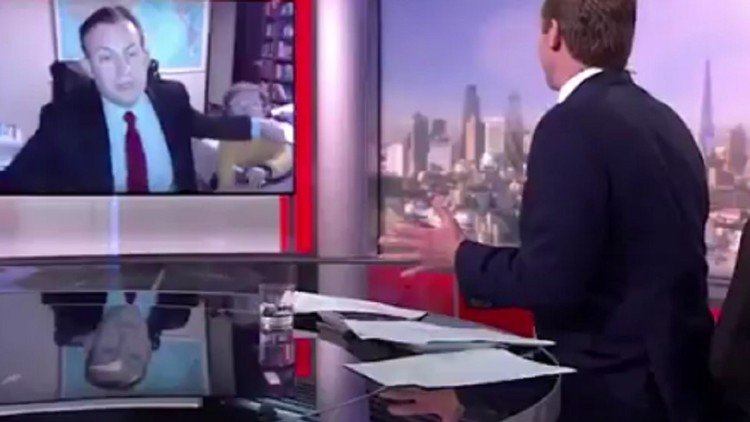 Un analista habla en directo con la BBC cuando sus dos pequeños arruinan el programa