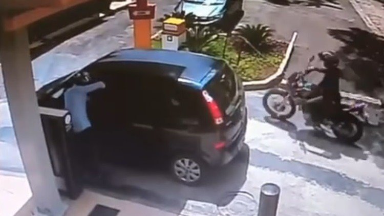 El trágico final de un ladrón que intentó robar al conductor equivocado (FUERTES IMÁGENES)