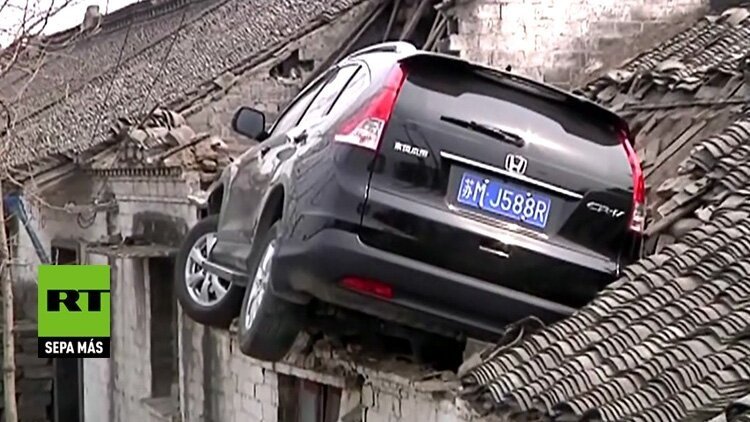 Un chino pierde el control de su coche, que acaba... ¿en una azotea?