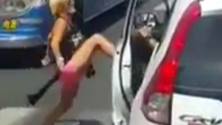El verdadero drama detrás de un video viral en el que una mujer furiosa golpea a un conductor