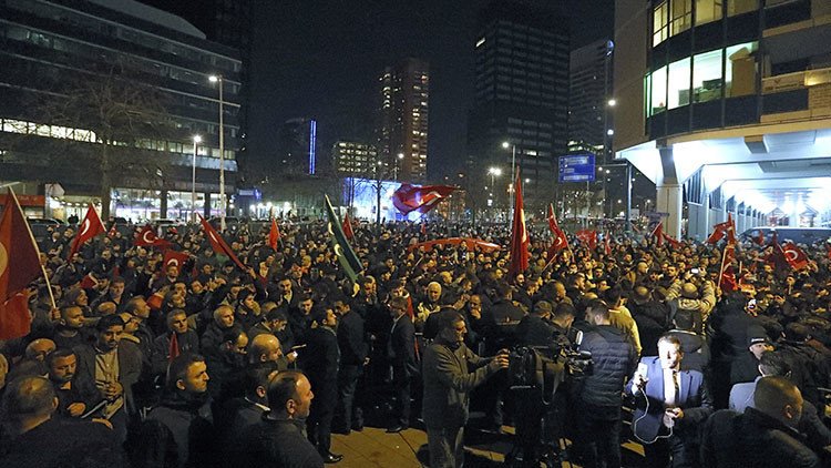 Países Bajos tilda de "extranjera indeseable" a la ministra turca y se alistan a deportarla