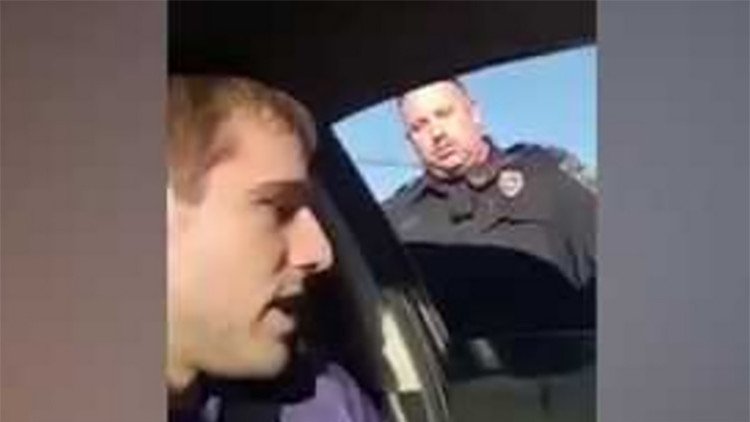 VIDEO: Un conductor de Uber da una lección a un policía que amenazó con arrestarlo
