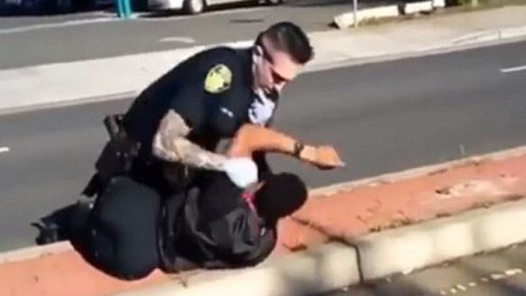 California: Filman una brutal agresión policial a un hombre que se encontraba en el piso (VIDEO)