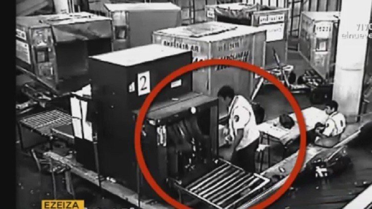 Video muestra cómo abren las maletas y roban sus pertenencias en aeropuerto argentino
