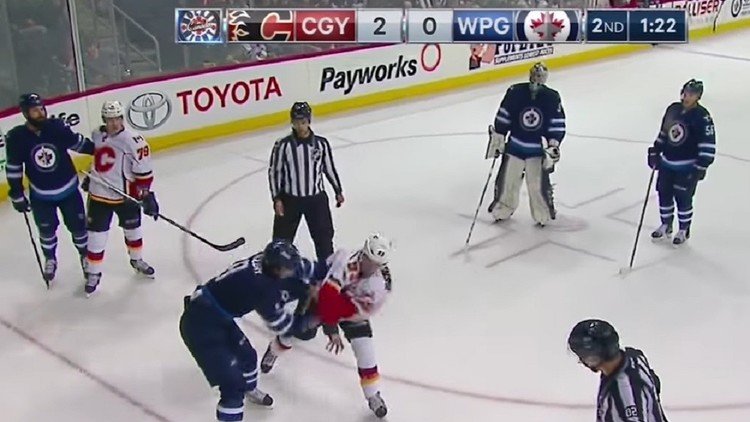 Sangrienta pelea entre dos jugadores de hockey durante un partido de la NHL