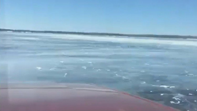 Un camión cae al agua después de romperse el hielo de un lago