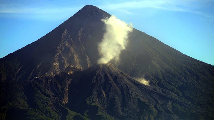 VIDEO: Este volcán latinoamericano erupciona cada hora desde hace casi un siglo 