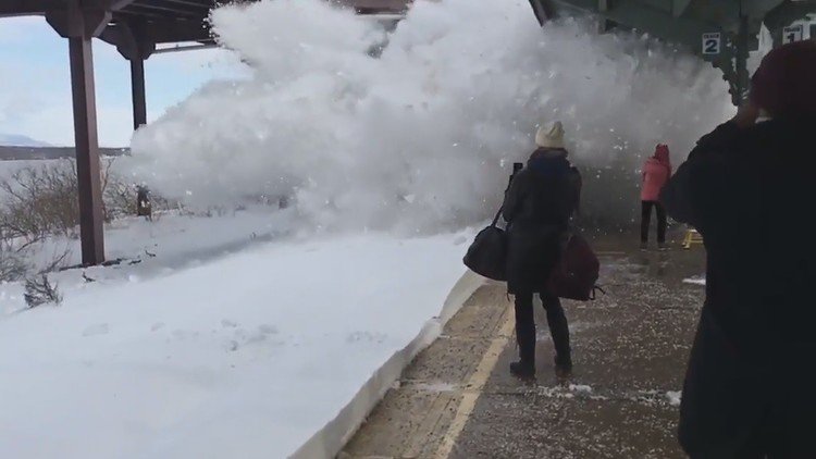 Un tren provoca un 'tsunami de nieve' al llegar a la estación