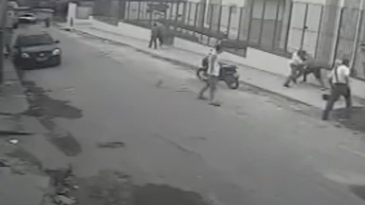 Intentan asaltar a dos mormones en una favela y reciben una golpiza increíble