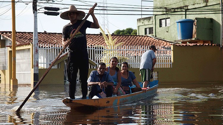 Las lluvias colapsan una de las principales carreteras de Venezuela (Fotos)