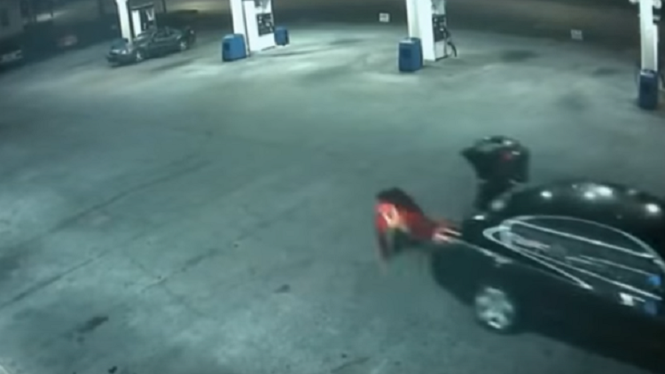 Dramático video muestra cómo una mujer escapa de un coche en movimiento tras su secuestro