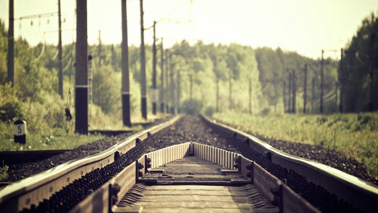 Una modelo embarazada se toma fotos en una vía férrea y es arollada por un tren (FOTO)
