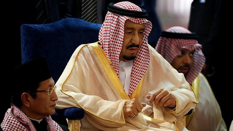 Unos 'detallitos': el rey saudí obsequia un sable de oro y relojes Rolex a funcionarios de Indonesia