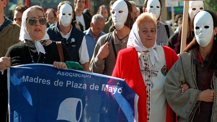 Buenos Aires tapa imágenes de los pañuelos de las Madres de Plaza de Mayo (fotos)