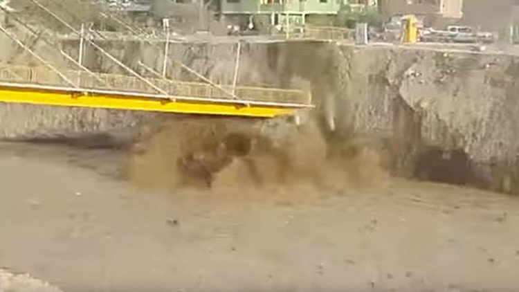 Perú: Momento exacto en que un puente peatonal colapsa tras las devastadoras inundaciones (VIDEO)