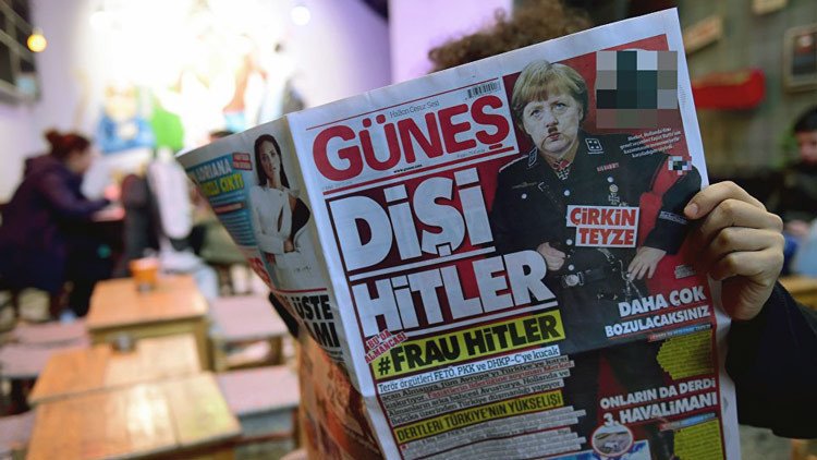 'Frau Hitler': Merkel, en uniforme nazi en la portada de un diario turco (FOTO)