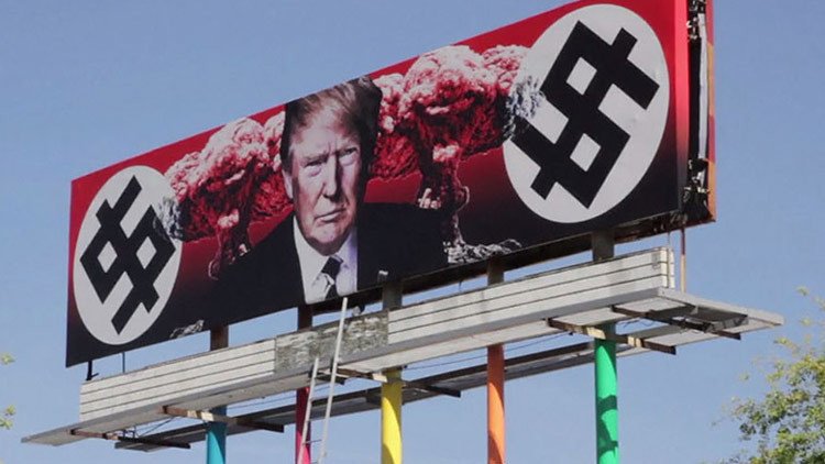 Aparece en EE.UU. una valla publicitaria que denuncia la 'dictadura nazi' de Trump (VIDEO)