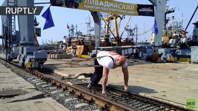 Hazaña de titanes: campeón de halterofilia ruso mueve una grúa de más de 300 toneladas (VIDEO)