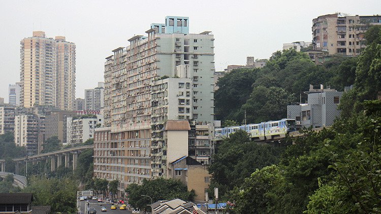 FOTO: Un tren atraviesa un bloque de apartamentos de 19 plantas