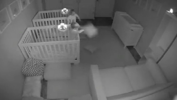 Instalan una cámara nocturna en su casa y descubren algo que desconocían sobre sus bebés 