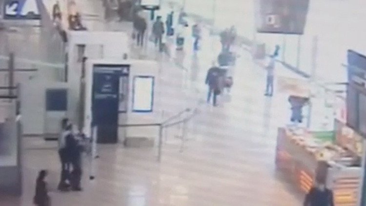 VIDEO: El momento exacto del ataque de un islamista contra una soldado en el aeropuerto de Orly