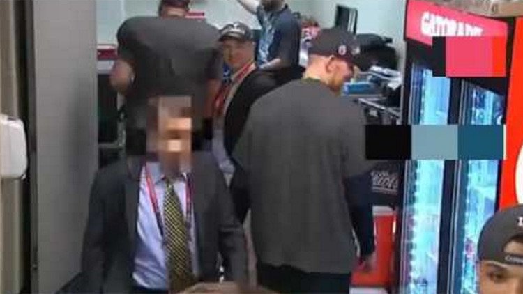 VIDEO: Acusan al exdirector de un diario mexicano de robar el jersey de Tom Brady tras el Super Bowl