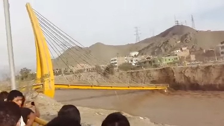 La inusual explicación del derrumbe de un puente en Lima dada por la compañía peruana Emape