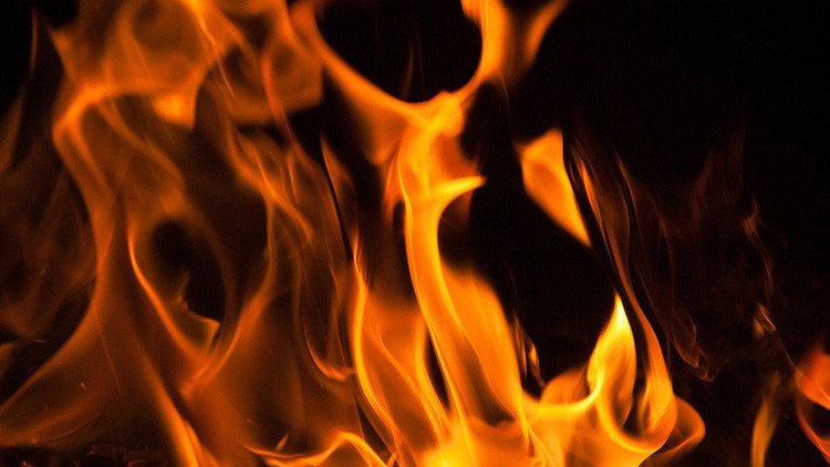 Un hombre quema viva a su hija de tres años por ser "demasiado bella"