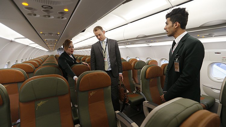 Auxiliares de vuelo cuentan qué es lo primero que analizan de los pasajeros