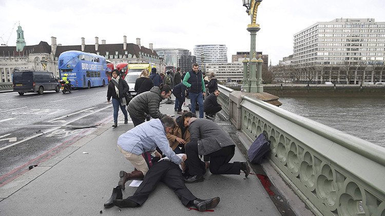 Un coche atropella a varias personas en el puente de Westminster en Londres