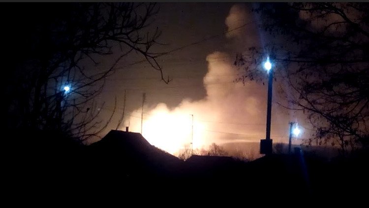 VIDEOS: Evacúan una ciudad ucraniana por un incendio en un depósito militar