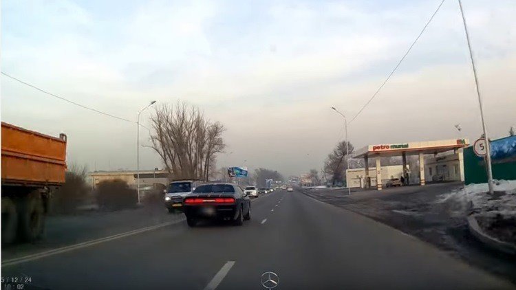 El conductor de un Dodge Challenger 'saca pecho' en la carretera y recibe su merecido