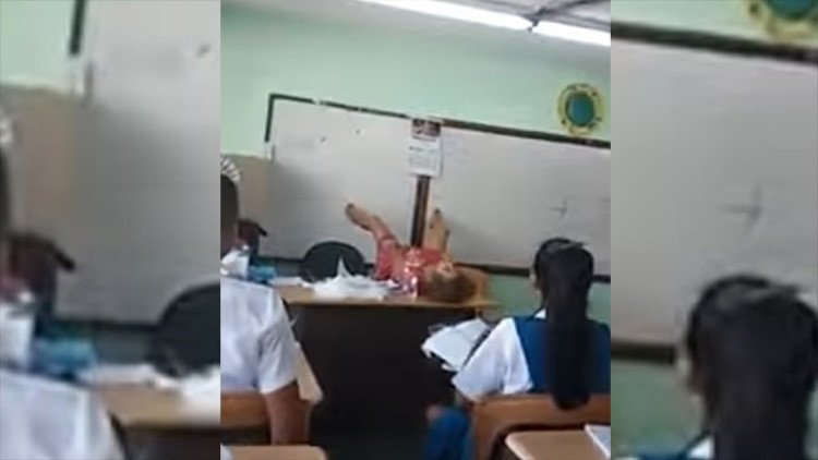 Una maestra demuestra un parto en plena clase