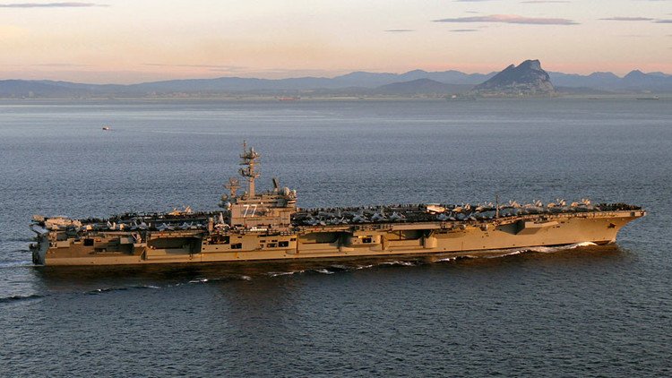 Barcos iraníes "hostigan" a buques de guerra de EE.UU. en el estrecho de Ormuz
