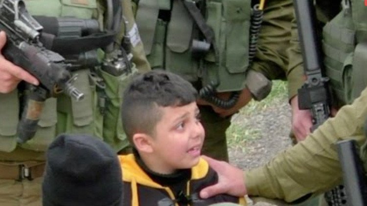 VIDEO: Soldados israelíes retienen por la fuerza e intimidan a un niño palestino de 8 años