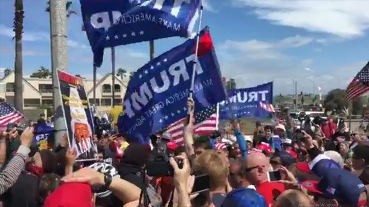 VIDEOS: Una manifestación en apoyo a Trump en una playa californiana termina en golpiza 