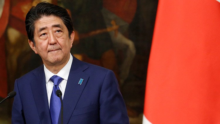 Un escándalo 'escolar' amenaza al primer ministro de Japón