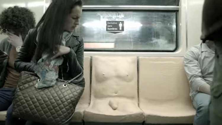 México: Un 'asiento con pene' muestra a los hombres lo que es sufrir acoso en el metro (VIDEO)