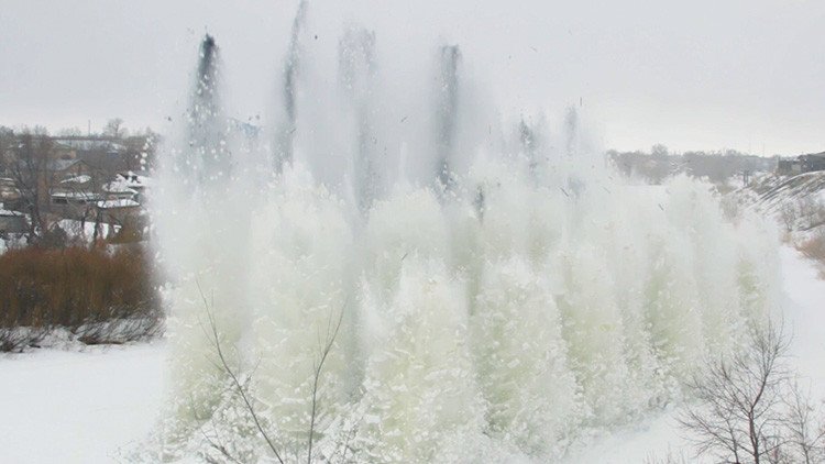 Videos explosivos: Los zapadores hacen saltar por los aires el hielo de los ríos de Rusia