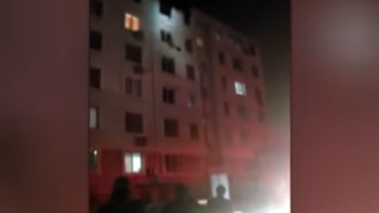 Video muestra cómo un bombero atrapa a una mujer que caía de un sexto piso